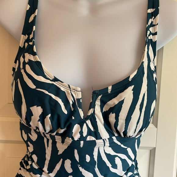 Anne Cole
JUNGLE
FEVER Printed
V-Wire
Ruched One-Piece
Swimsuit
Size 10 - Picture 7 of 15
